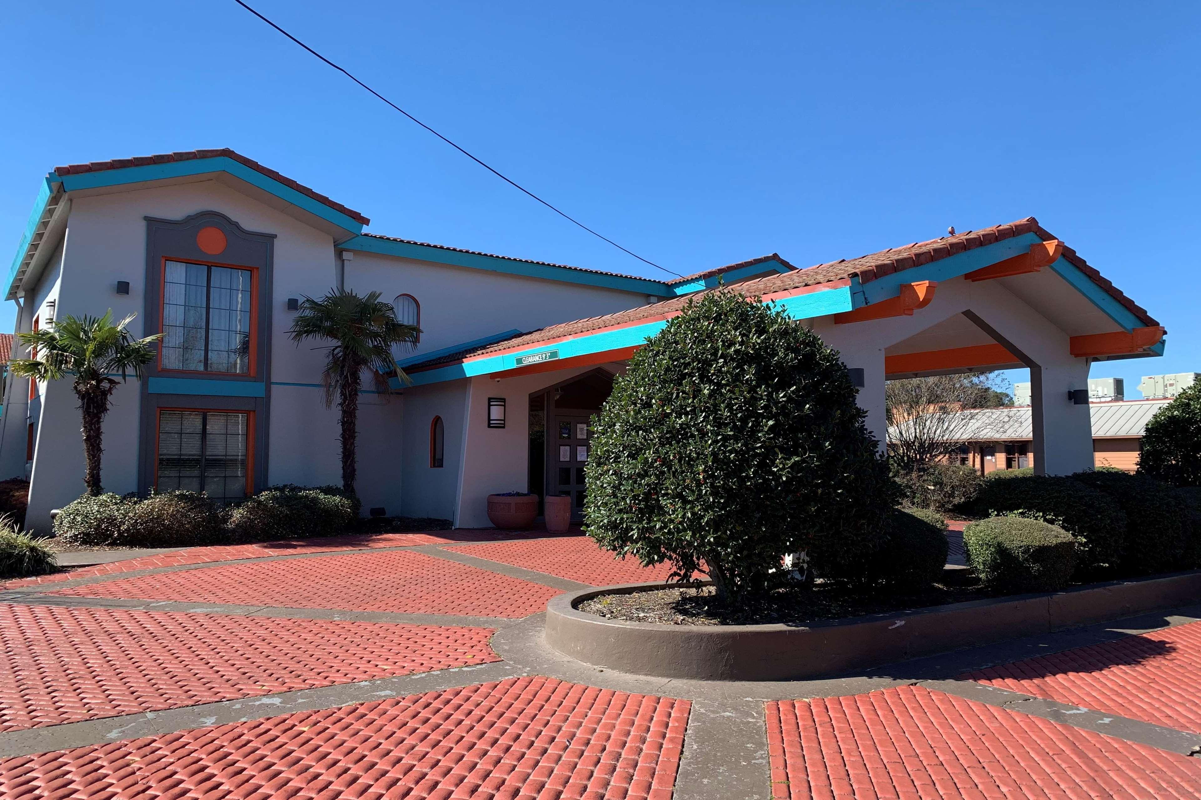 Howard Johnson By Wyndham Columbus Fort Moore Exterior foto